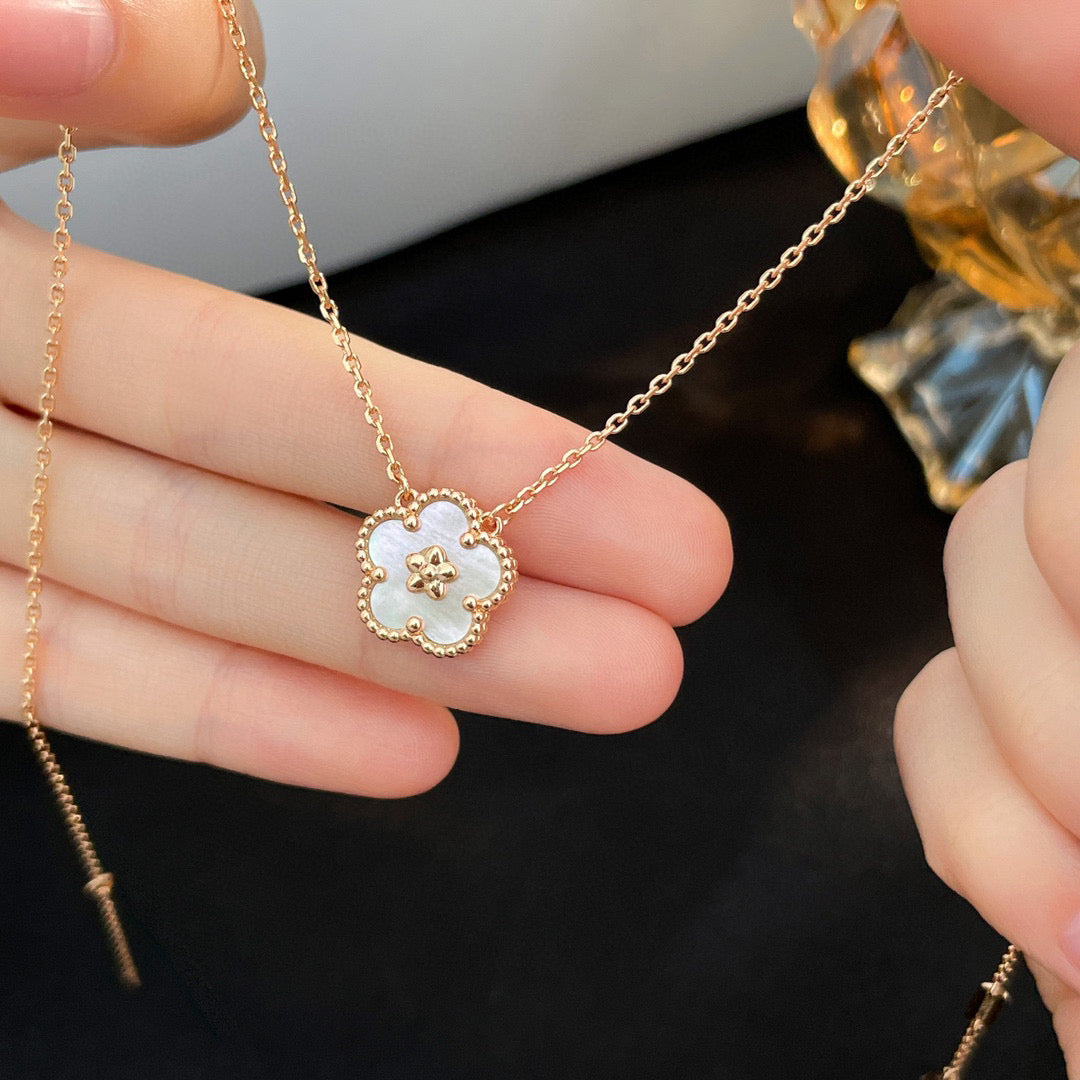 [Elowen jewels ]LUCKY  WHITE MOP  PLUM BLOSSOM NECKLACE
