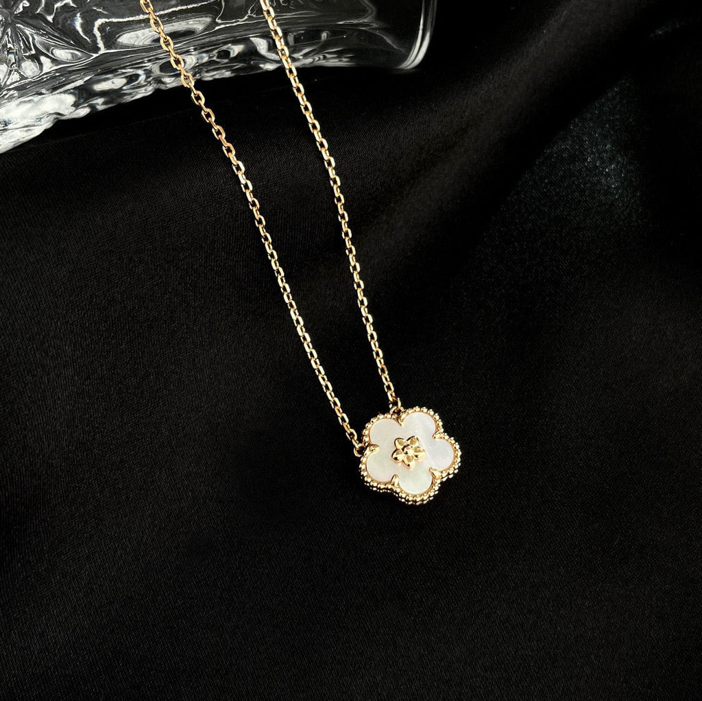 [Elowen jewels ]LUCKY  WHITE MOP  PLUM BLOSSOM NECKLACE