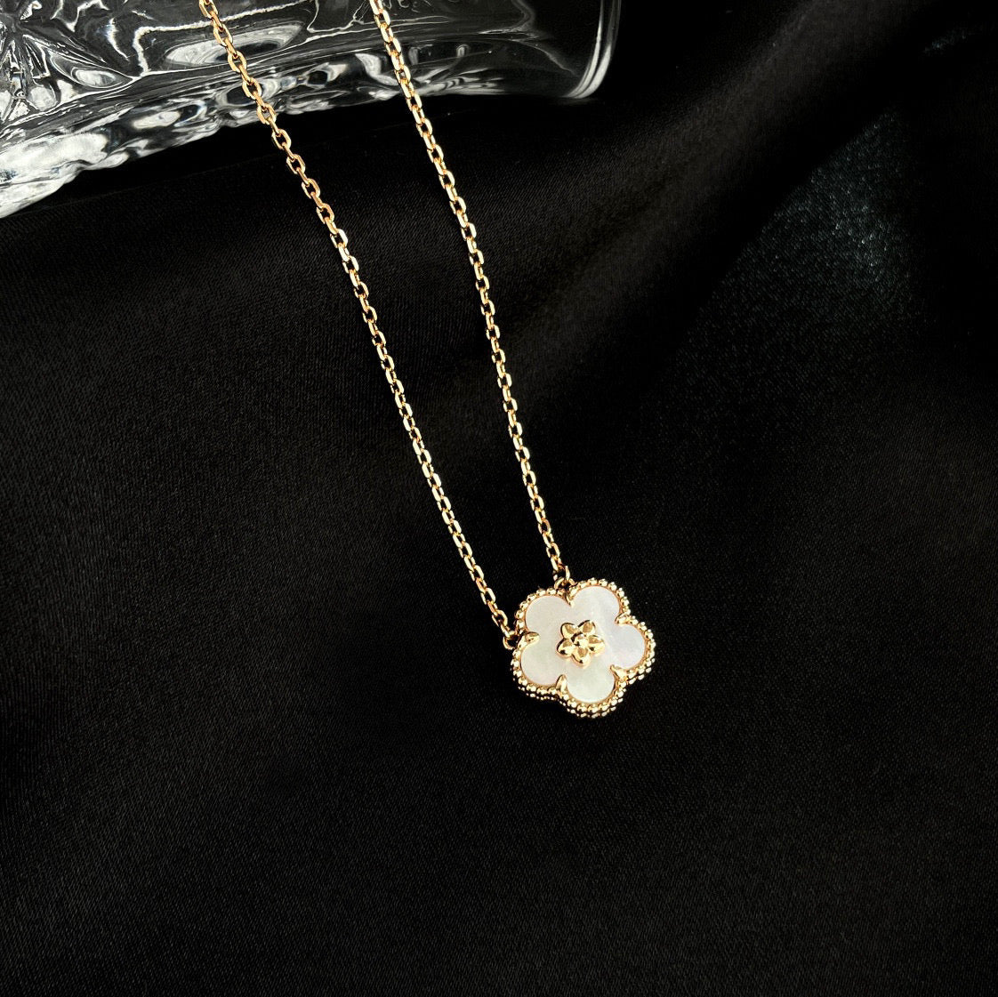 [Elowen jewels ]LUCKY  WHITE MOP  PLUM BLOSSOM NECKLACE