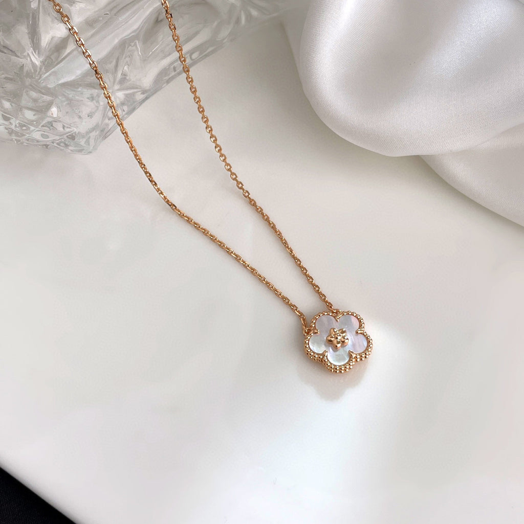 [Elowen jewels ]LUCKY  WHITE MOP  PLUM BLOSSOM NECKLACE