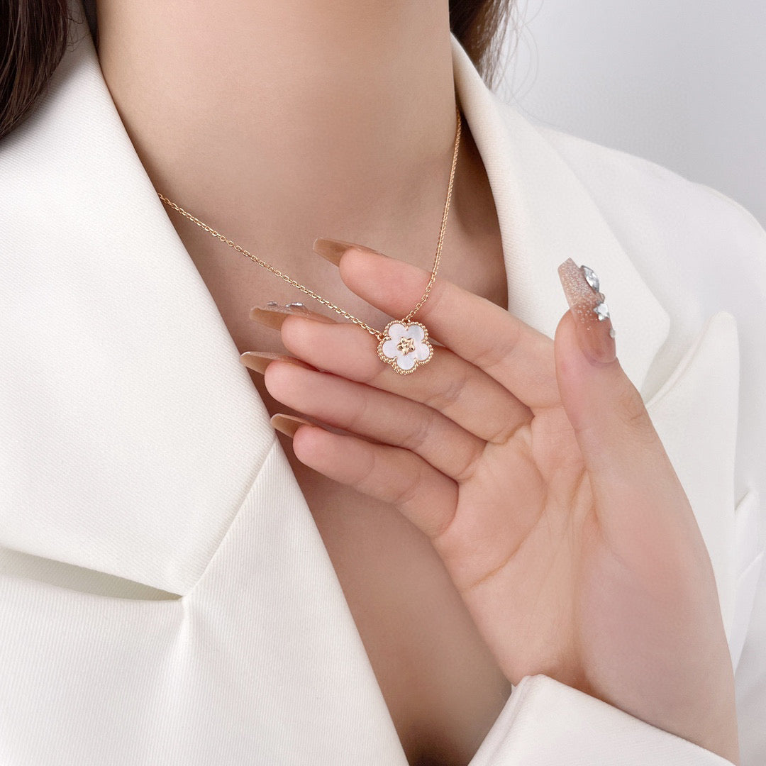 [Elowen jewels ]LUCKY  WHITE MOP  PLUM BLOSSOM NECKLACE