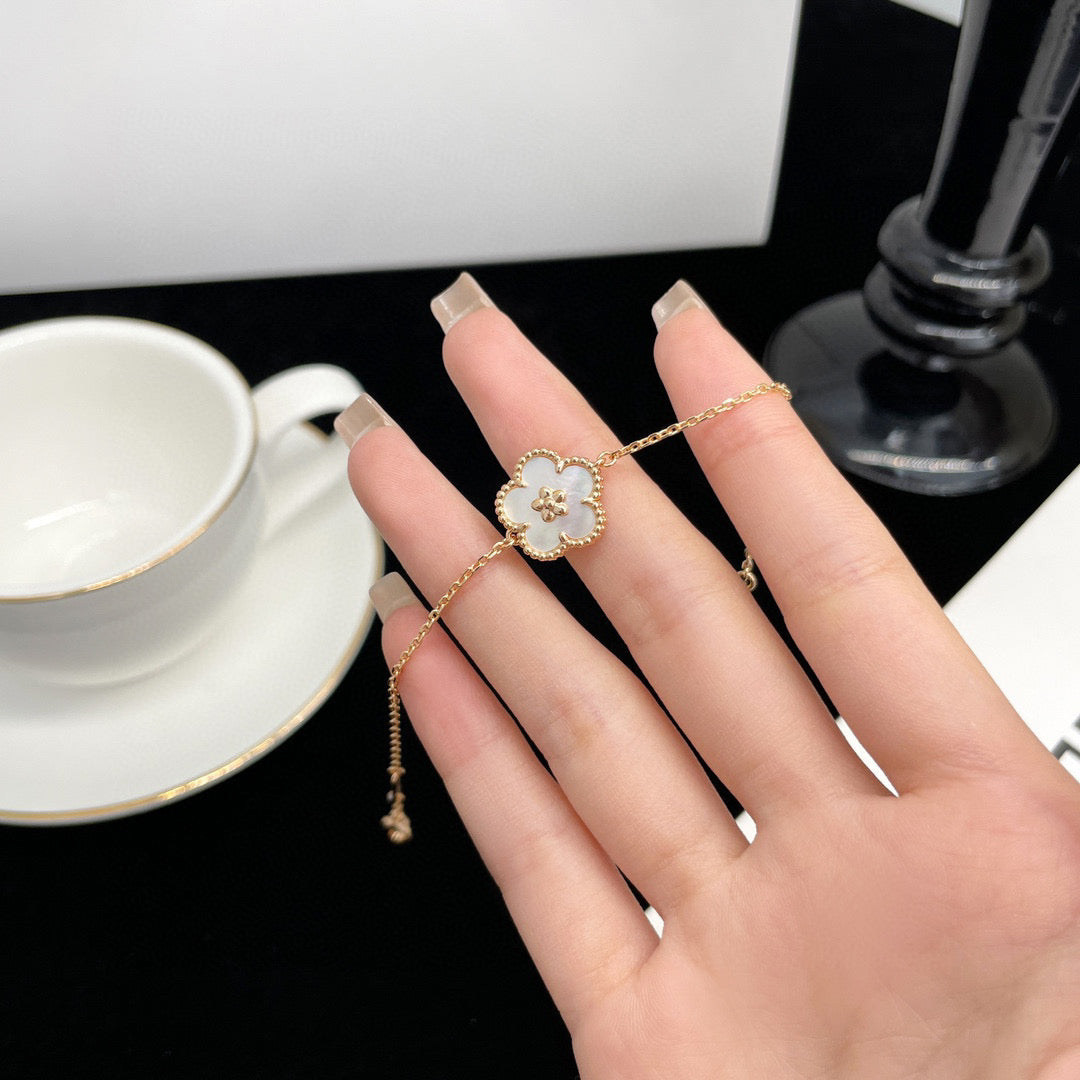 [Elowen Jewels]LUCKY WHITE MOP PLUM BLOSSOM  BRACELET