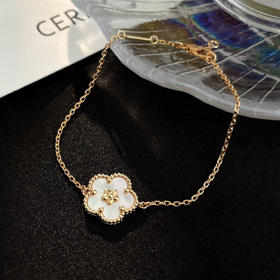 [Elowen jewels] ARMBAND MIT WEISSEM PERLMUTT-PFLAUMENBLÜTEN-MOTIV