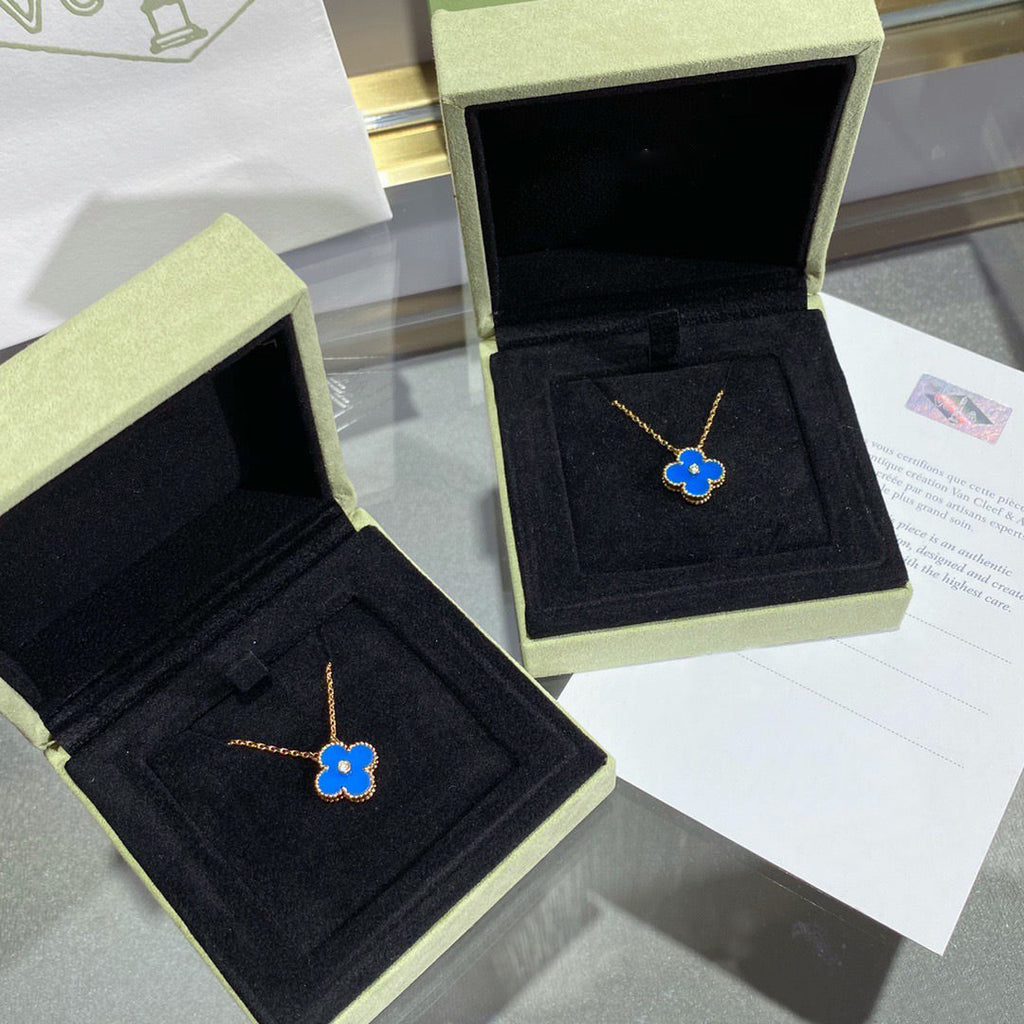 {
"Elowen jewels": "Elowen jewels",
"CLOVER 15MM DIAMOND AND BLUE AGATE NECKLACE": "KLEEBLATT 15 MM DIAMANT- UND BLAUACHAT-HALSKETTE"
}