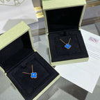 {
"Elowen jewels": "Elowen jewels",
"CLOVER 15MM DIAMOND AND BLUE AGATE NECKLACE": "KLEEBLATT 15 MM DIAMANT- UND BLAUACHAT-HALSKETTE"
}