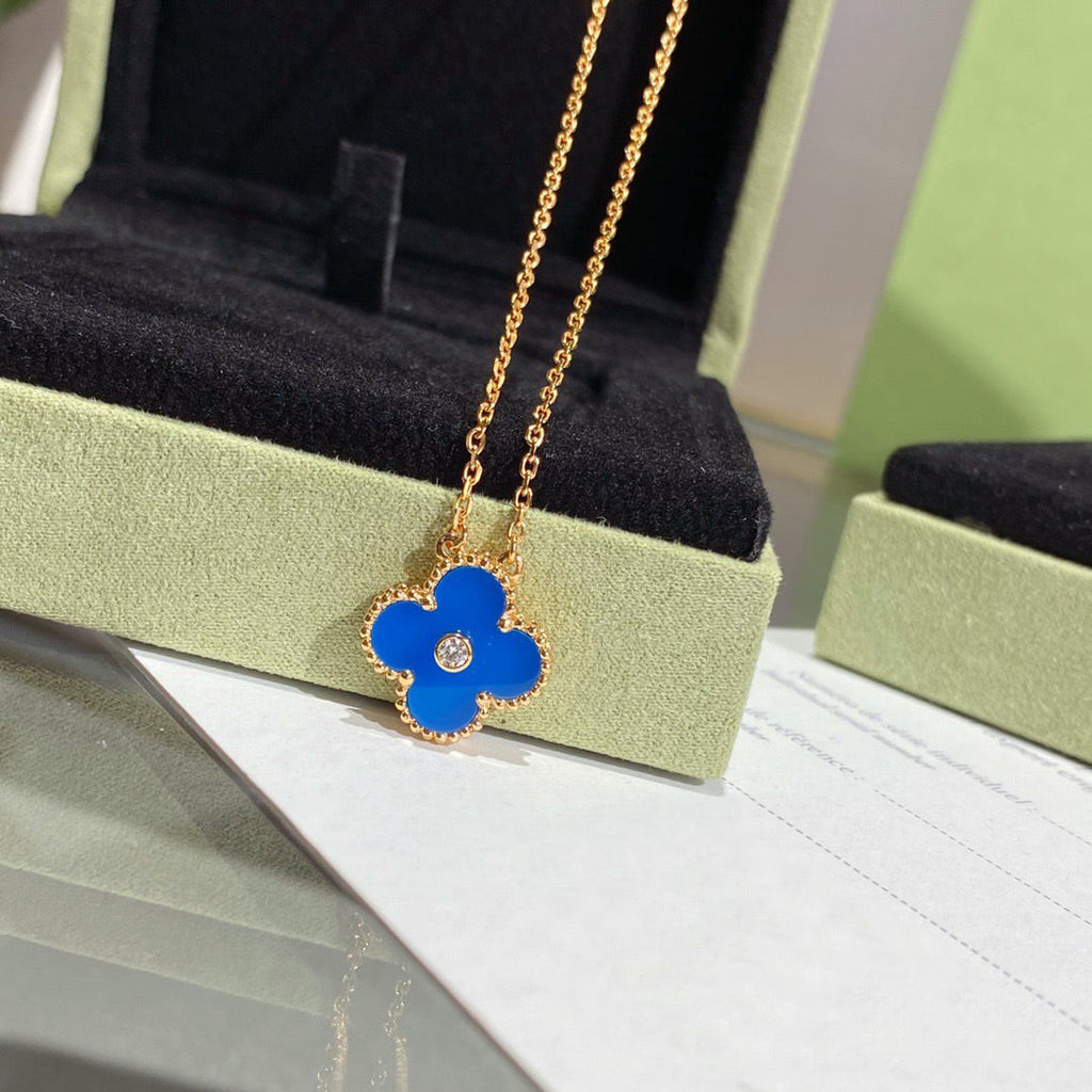 {
"Elowen jewels": "Elowen jewels",
"CLOVER 15MM DIAMOND AND BLUE AGATE NECKLACE": "KLEEBLATT 15 MM DIAMANT- UND BLAUACHAT-HALSKETTE"
}