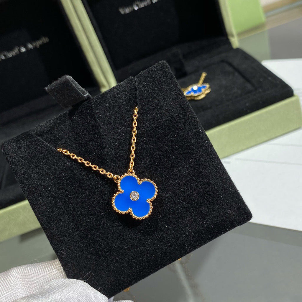 {
"Elowen jewels": "Elowen jewels",
"CLOVER 15MM DIAMOND AND BLUE AGATE NECKLACE": "KLEEBLATT 15 MM DIAMANT- UND BLAUACHAT-HALSKETTE"
}