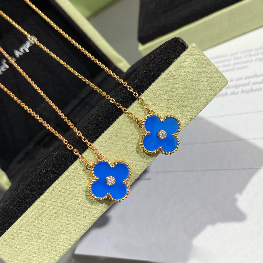 {
"Elowen jewels": "Elowen jewels",
"CLOVER 15MM DIAMOND AND BLUE AGATE NECKLACE": "KLEEBLATT 15 MM DIAMANT- UND BLAUACHAT-HALSKETTE"
}