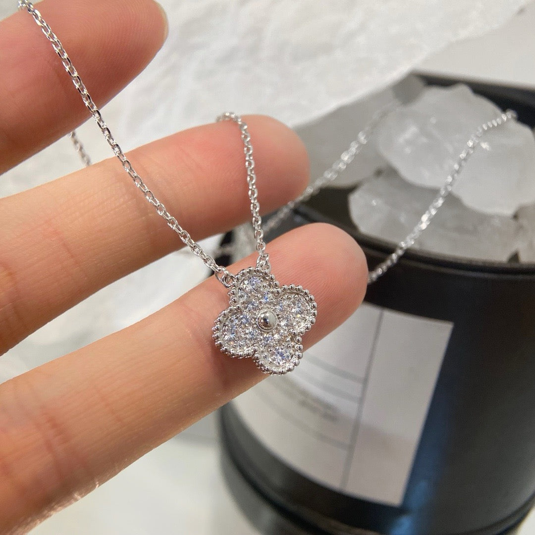 [Elowen jewels ]CLOVER 15MM DIAMANT-EINZELBLÜTEN-HALSKETTE