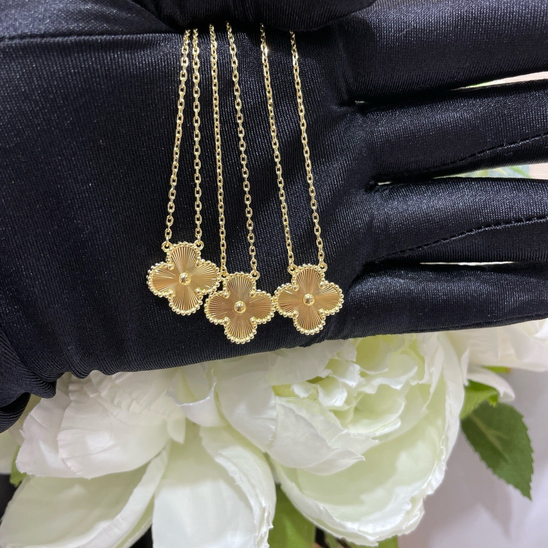 [Elowen jewels ]CLOVER 15MM LASER NECKLACE