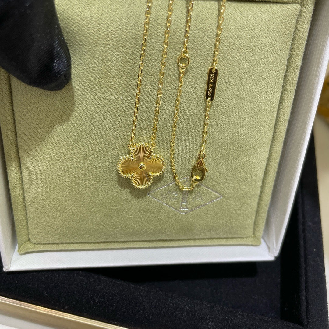 [Elowen jewels ]CLOVER 15MM LASER NECKLACE