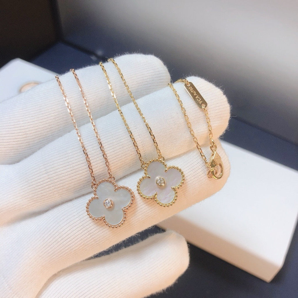 {
  "Elowen jewels": "Elowen jewels",
  "CLOVER 15MM DIAMOND WHITE FRITILLARIA NECKLACE": "クローバー 15mm ダイヤモンド ホワイトフリチラリア ネックレス"
}