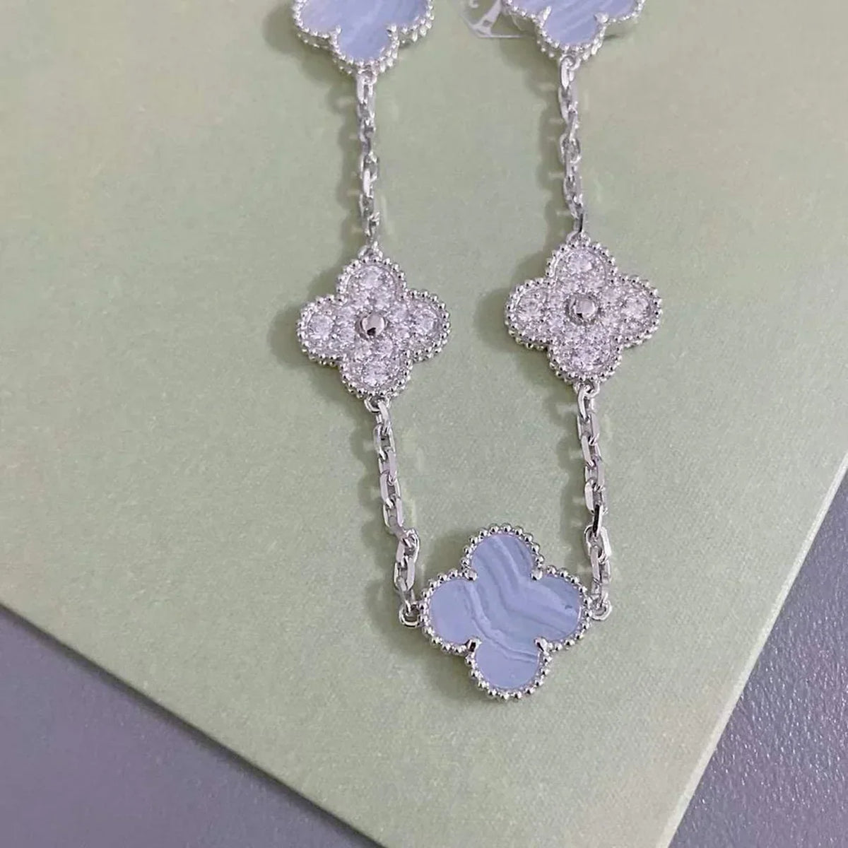 [Elowen jewels ] KOLLEKTION: CLOVER 5-MOTIV ARMBAND AUS LILA CHALCEDON