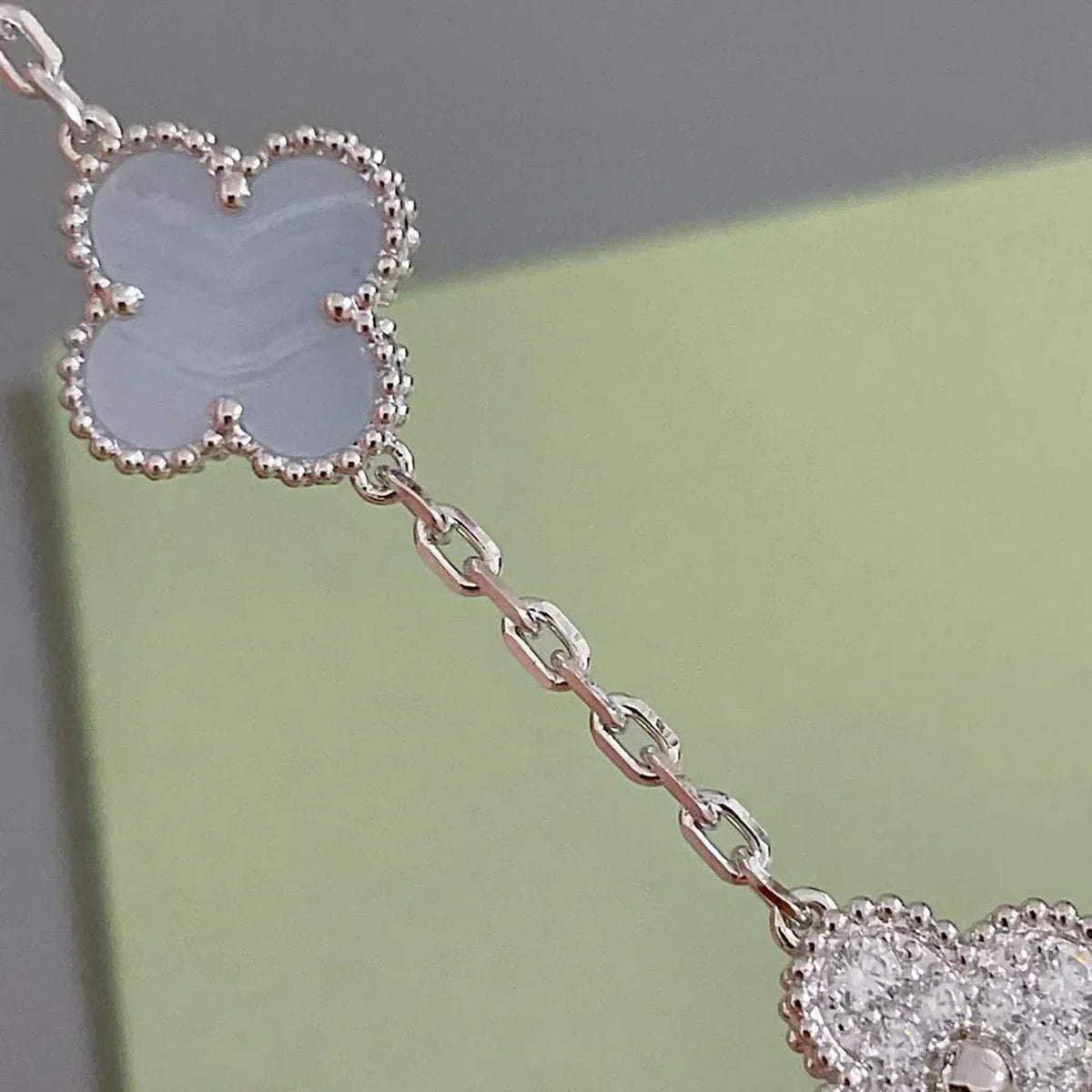 [Elowen jewels ] KOLLEKTION: CLOVER 5-MOTIV ARMBAND AUS LILA CHALCEDON