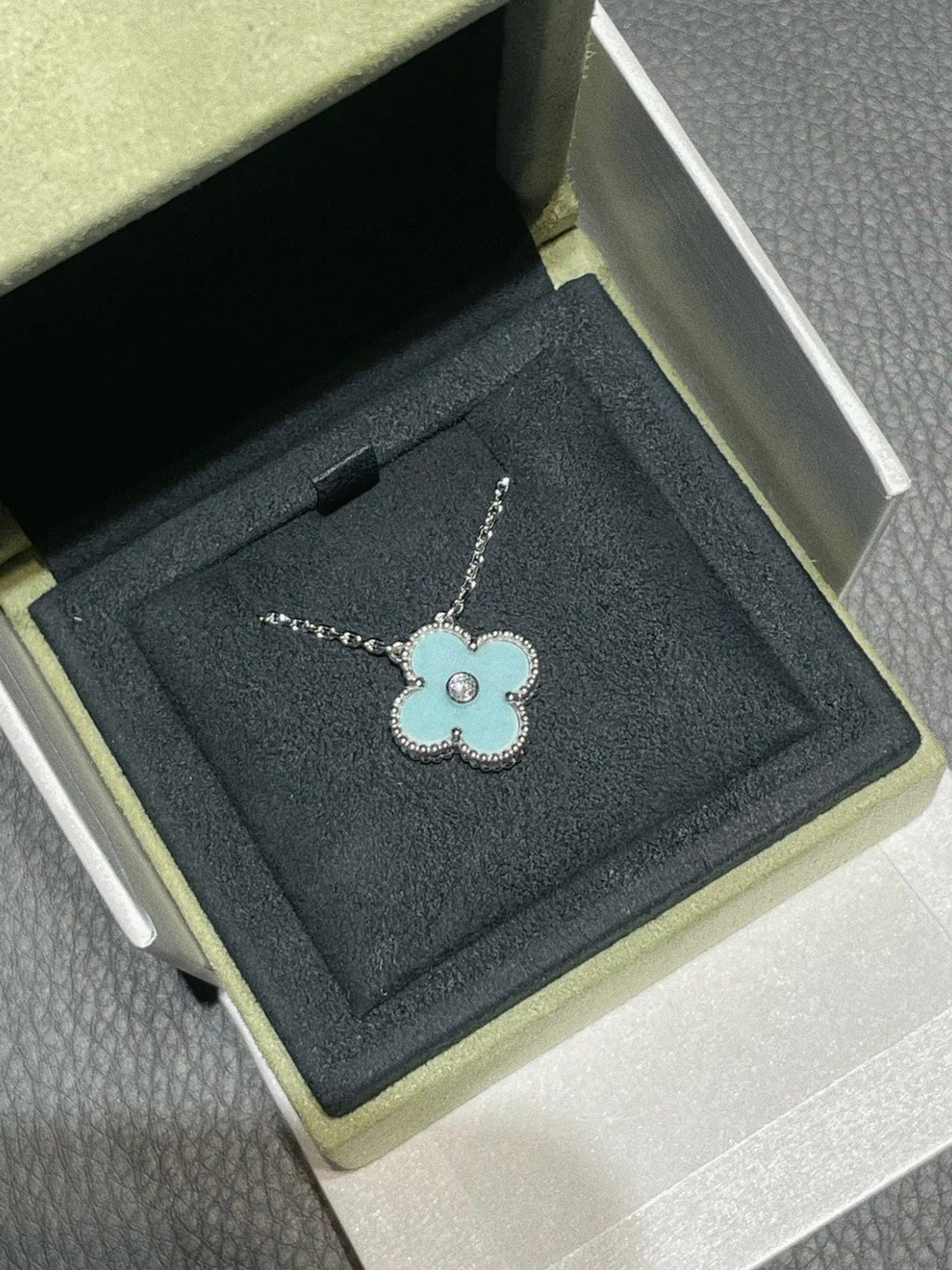 [Elowen jewels ]CLOVER 1 DIAMOND LIGHT BLUE SILVER NECKLACE