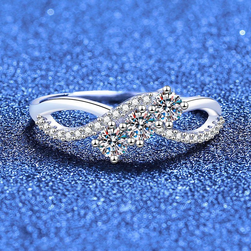 {
  "Elowen": "ELOWEN VERSCHLUNGENER MOISSANIT-RING"
}