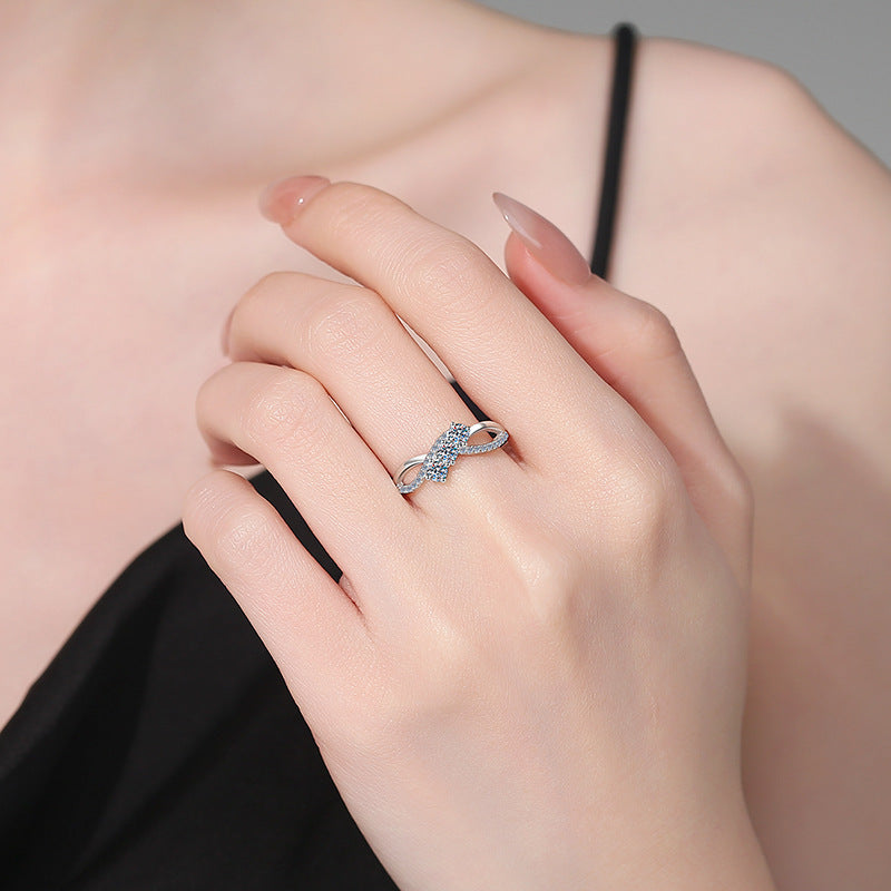 {
  "Elowen": "ELOWEN VERSCHLUNGENER MOISSANIT-RING"
}