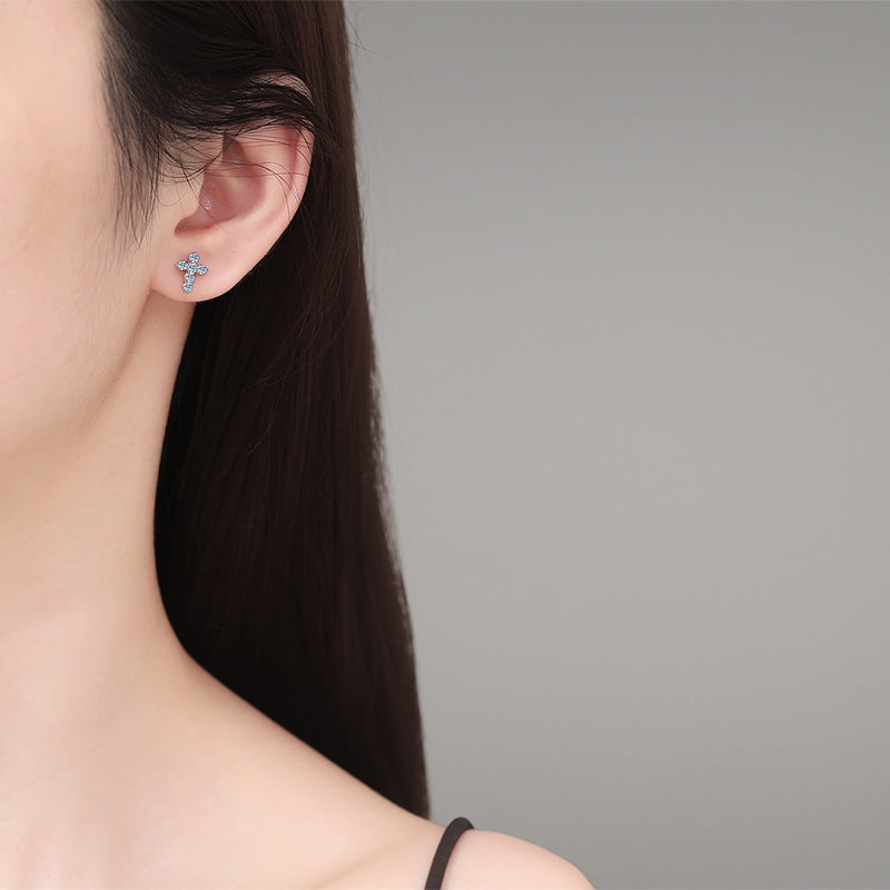 [Elowen]SPARKLING CROSS MOISSANITE STUD EARRINGS