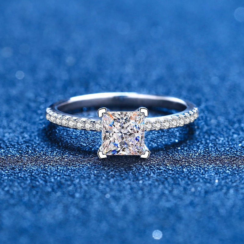 [Elowen]ELEGANTES VERLOBUNGSRING-MODELL MIT PRINZESS-SCHLIFF-MOISSANIT