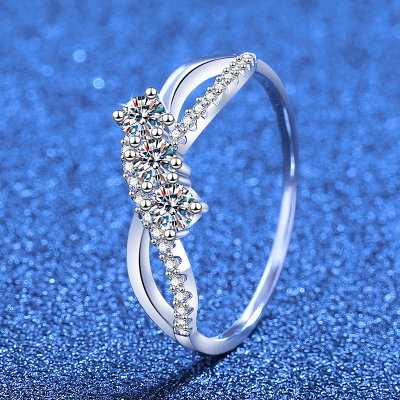 {
  "Elowen": "ELOWEN VERSCHLUNGENER MOISSANIT-RING"
}