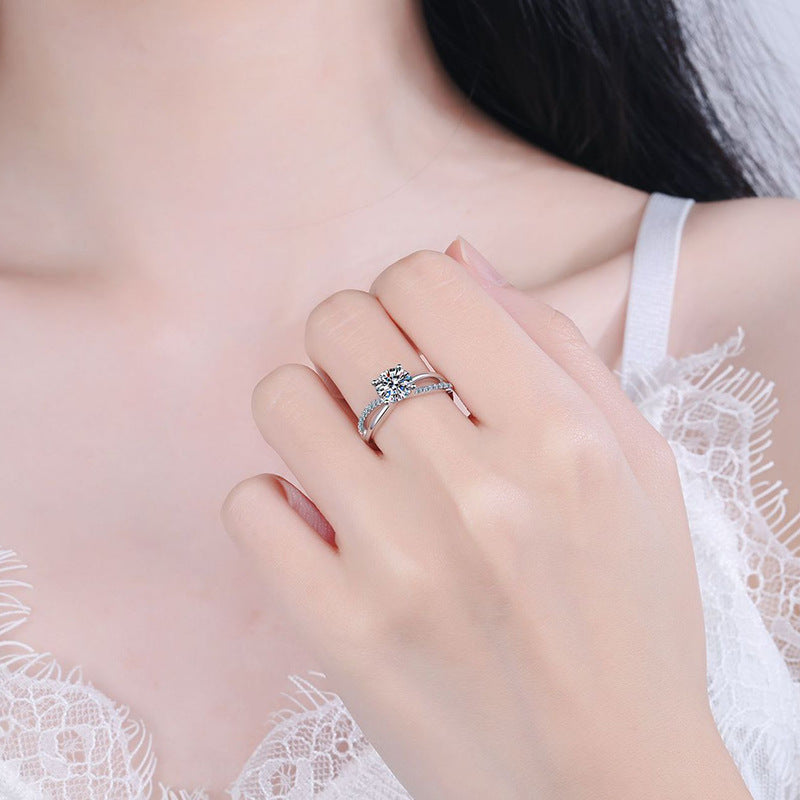 [Elowen]ELEGANT 4-PRONG CROSSOVER MOISSANITE ENGAGEMENT RING