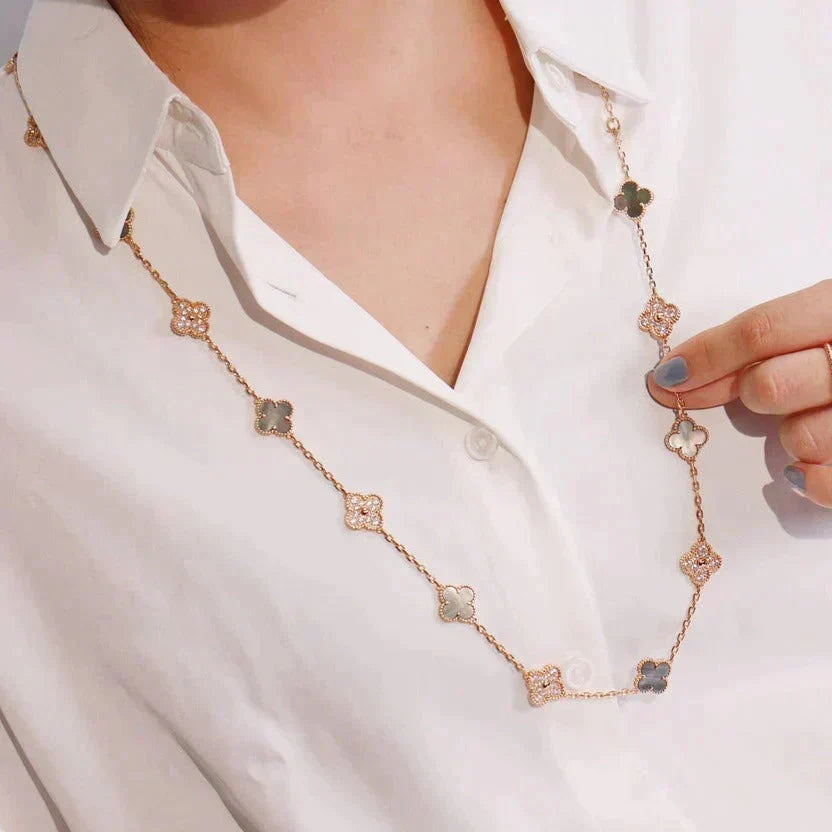 {"Elowen jewels": "エロウェン・ジュエルズ", "CLOVER 20 MOTIFS DARK MOP DIAMOND  NECKLACE": "クローバー 20モチーフ ダークマザーオブパール ダイヤモンド ネックレス"}