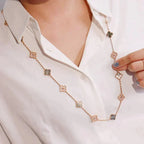 {"Elowen jewels": "エロウェン・ジュエルズ", "CLOVER 20 MOTIFS DARK MOP DIAMOND  NECKLACE": "クローバー 20モチーフ ダークマザーオブパール ダイヤモンド ネックレス"}