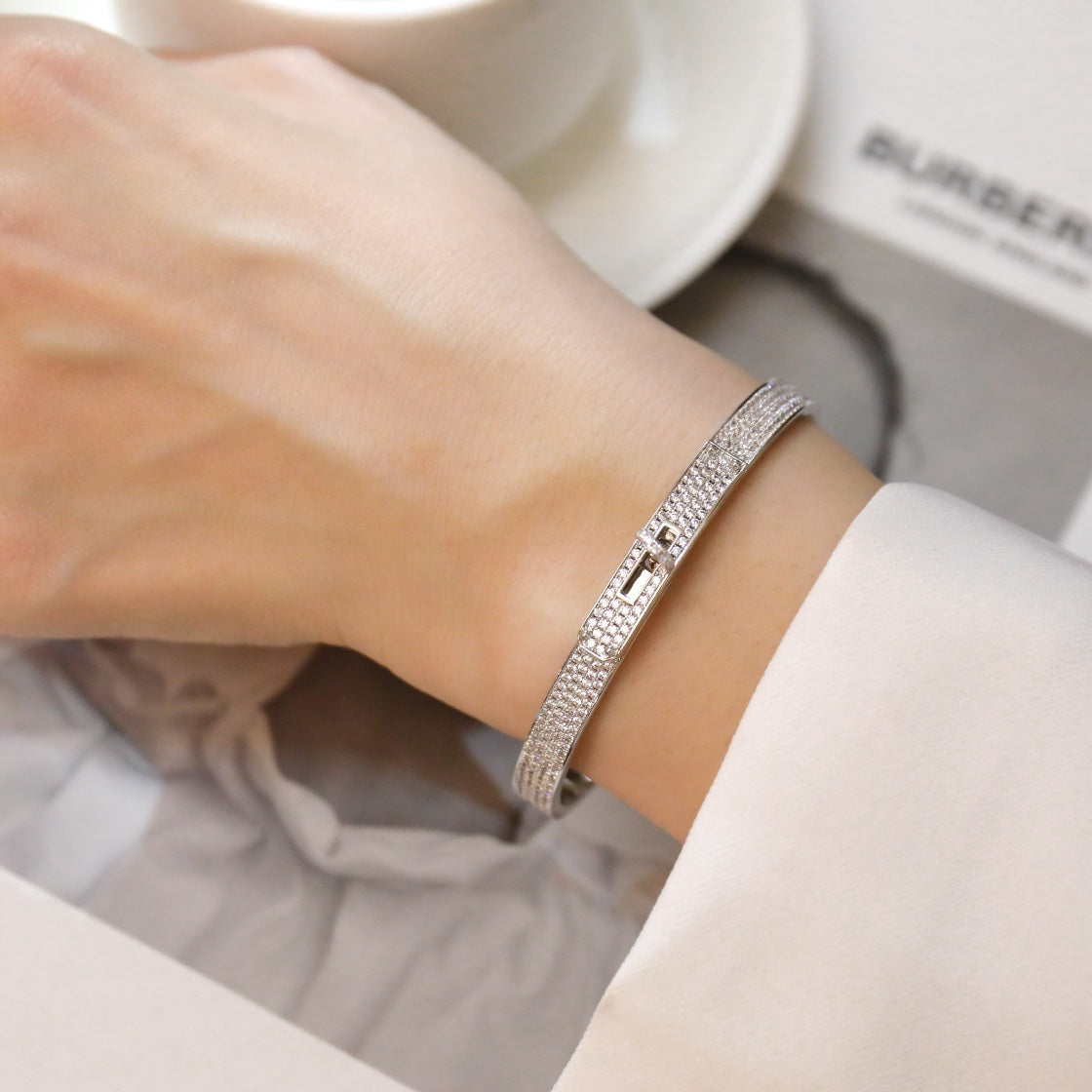 {
  "Elowen jewels ": "エローウェン・ジュエルズ",
  "KELLY BRACELET DIAMOND PAVED": "ケリー ブレスレット ダイヤモンドパヴェ"
}