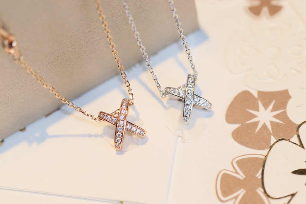 {
  "Elowen jewels": "Elowen Schmuck",
  "JEUX DE DIAMOND NECKLACE": "JEUX DE DIAMANT HALSKETTE"
}