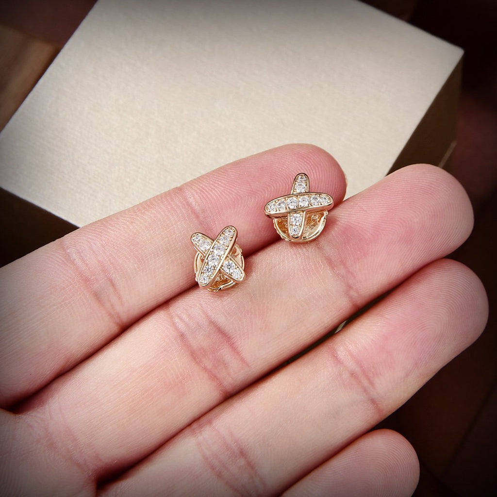 {
  "Elowen jewels ": "Elowen jewels ",
  "JEUX DE GOLD DIAMOND EARRINGS": "JEUX DE ゴールドダイヤモンドピアス"
}