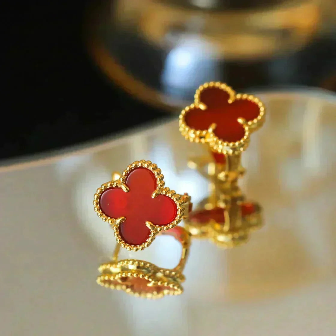 {
  "Elowen jewels ": "エローウェン・ジュエルズ ",
  "CLOVER MEDIUM 1 MOTIFS CARNELIAN  EARRINGS": "クローバー ミディアム 1モチーフ カーネリアン イヤリング"
}