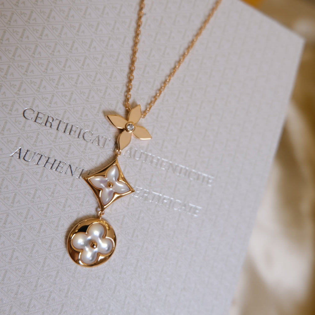 [Elowen jewels ]COLOR BLOSSOM LARIAT-HALSKETTE AUS ROSÉGOLD MIT WEISSEM PERLMUTT UND DIAMANT