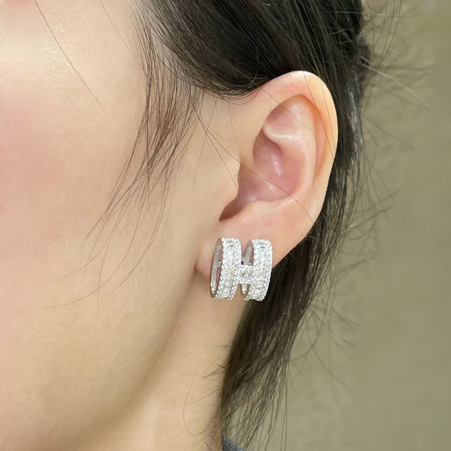 [Elowen jewels ]H STUD EARRINGS WITH SILVER DIAMONDS
