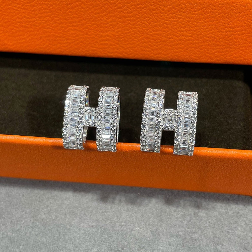 [Elowen jewels ]H STUD EARRINGS WITH SILVER DIAMONDS