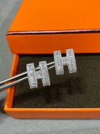 [Elowen jewels ]H STUD EARRINGS WITH SILVER DIAMONDS