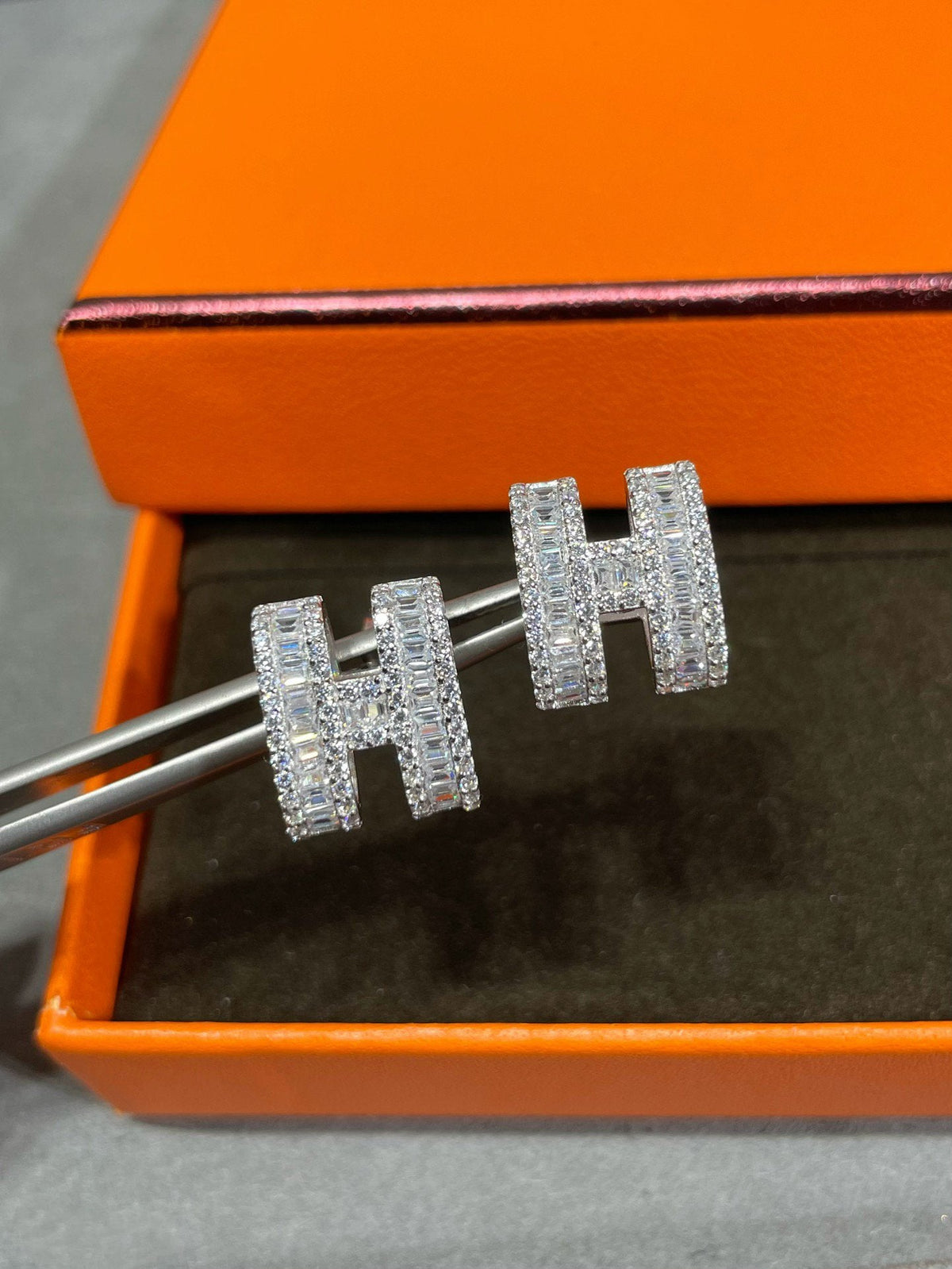 [Elowen jewels ]H STUD EARRINGS WITH SILVER DIAMONDS