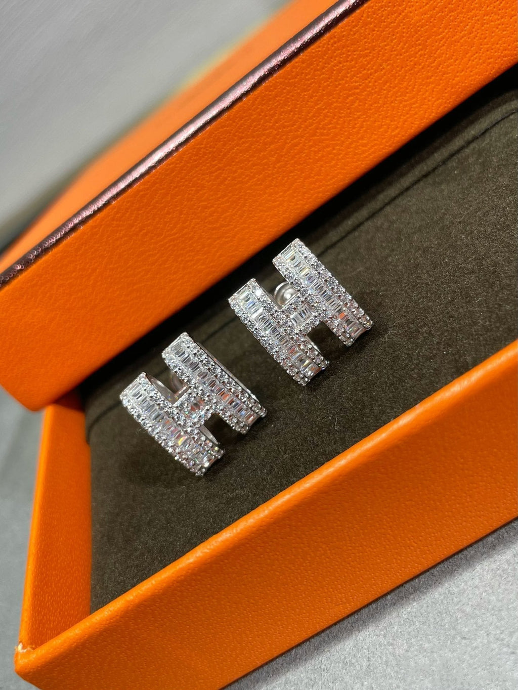 [Elowen jewels ]H STUD EARRINGS WITH SILVER DIAMONDS