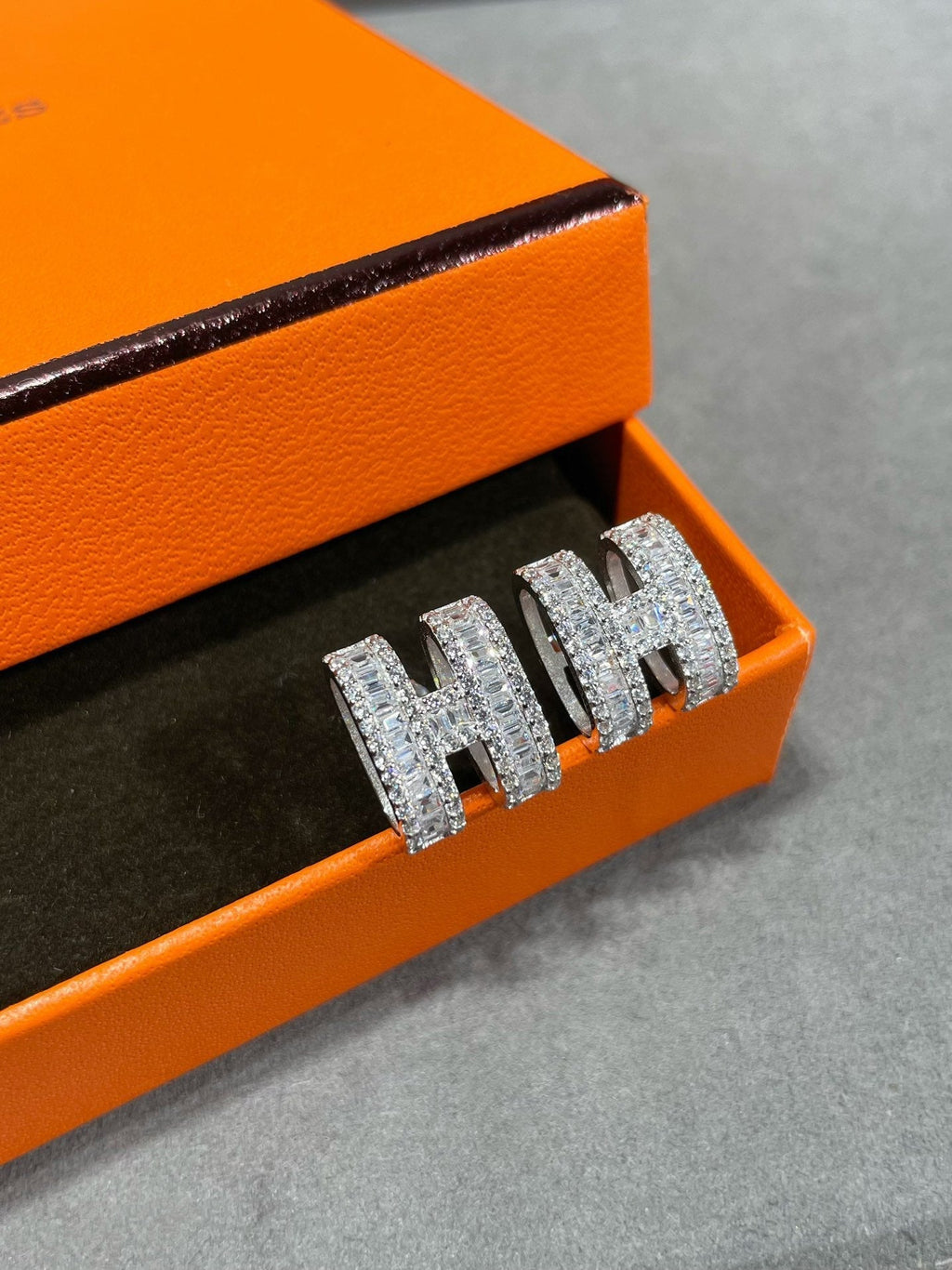 [Elowen jewels ]H STUD EARRINGS WITH SILVER DIAMONDS