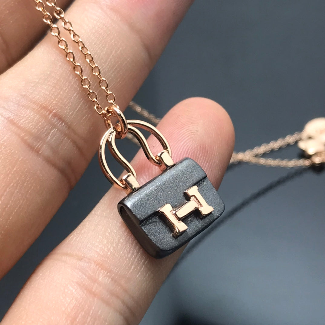 {
  "Elowen jewels ": "Elowen jewels ",
  "WOMEN'S HM AMULETTES CONSTANCE PENDANT NECKLACE": "レディース HM アミュレット コンスタンス ペンダントネックレス"
}