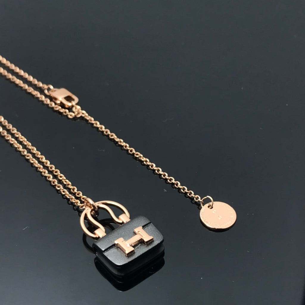 [Elowen jewels ]DAMEN-HALSKETTE MIT HM AMULETTES CONSTANCE ANHÄNGER