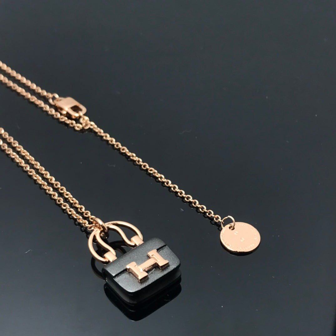 {
  "Elowen jewels ": "Elowen jewels ",
  "WOMEN'S HM AMULETTES CONSTANCE PENDANT NECKLACE": "レディース HM アミュレット コンスタンス ペンダントネックレス"
}