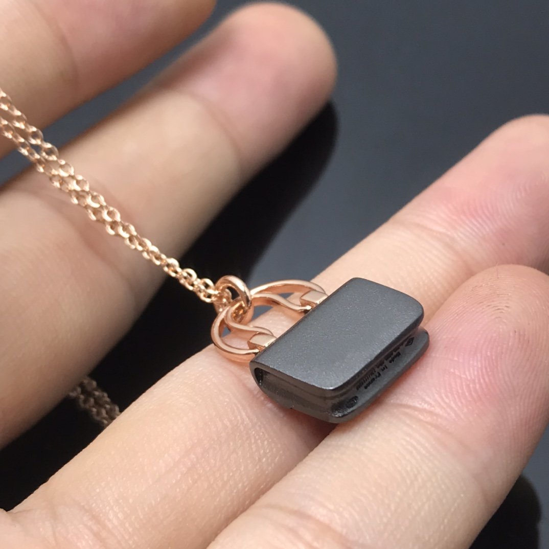 [Elowen jewels ]DAMEN-HALSKETTE MIT HM AMULETTES CONSTANCE ANHÄNGER