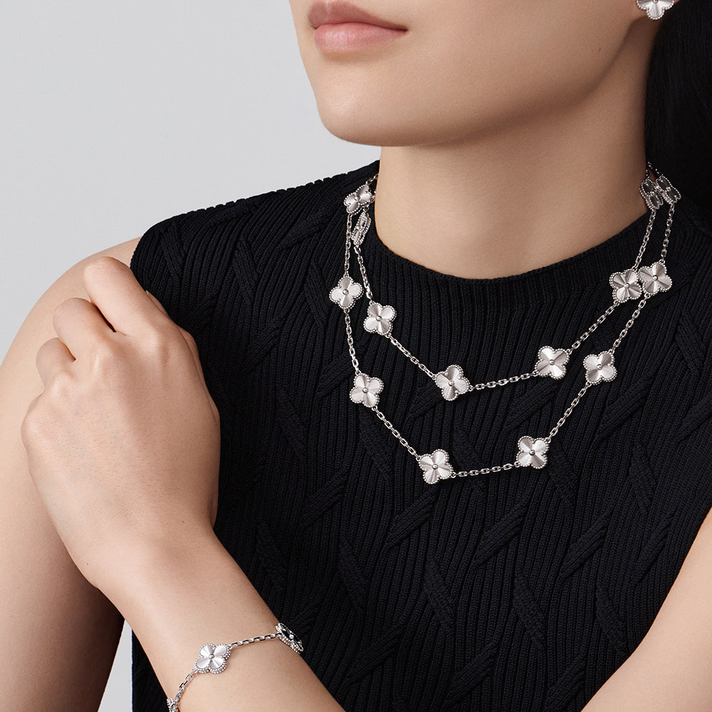 {"Elowen jewels": "Elowen jewels", "CLOVER 20 MOTIFS DIAMOND SILVER": "クローバー 20モチーフ ダイヤモンド シルバー"}