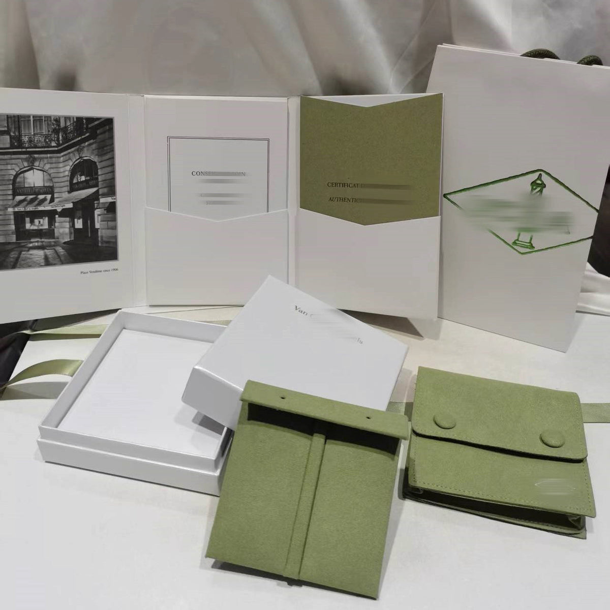 {
  "Elowen jewels": "Elowen jewels",
  "VA CLOVER BRACELET NECKLACE RING BOX GIFT BAG": "VA クローバー ブレスレット ネックレス リング ボックス ギフトバッグ"
}