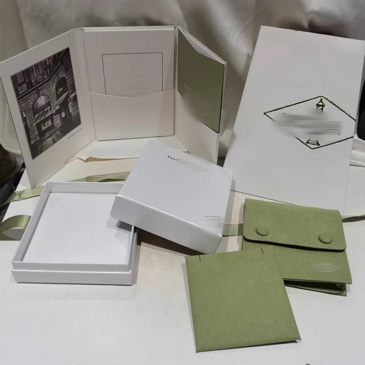 {
  "Elowen jewels": "Elowen jewels",
  "VA CLOVER BRACELET NECKLACE RING BOX GIFT BAG": "VA クローバー ブレスレット ネックレス リング ボックス ギフトバッグ"
}
