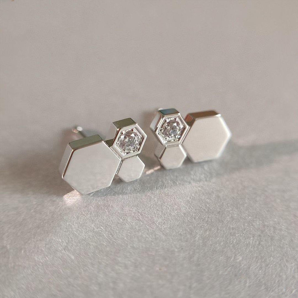 {
  "Elowen jewels": "エロウェン・ジュエルズ",
  "BEE LOVE SILVER DIAMOND EARRINGS": "ビー・ラブ・シルバー・ダイヤモンド・イヤリング"
}