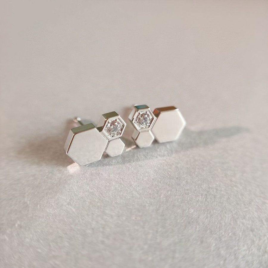 {
  "Elowen jewels": "エロウェン・ジュエルズ",
  "BEE LOVE SILVER DIAMOND EARRINGS": "ビー・ラブ・シルバー・ダイヤモンド・イヤリング"
}