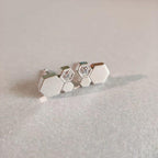 {
  "Elowen jewels": "エロウェン・ジュエルズ",
  "BEE LOVE SILVER DIAMOND EARRINGS": "ビー・ラブ・シルバー・ダイヤモンド・イヤリング"
}