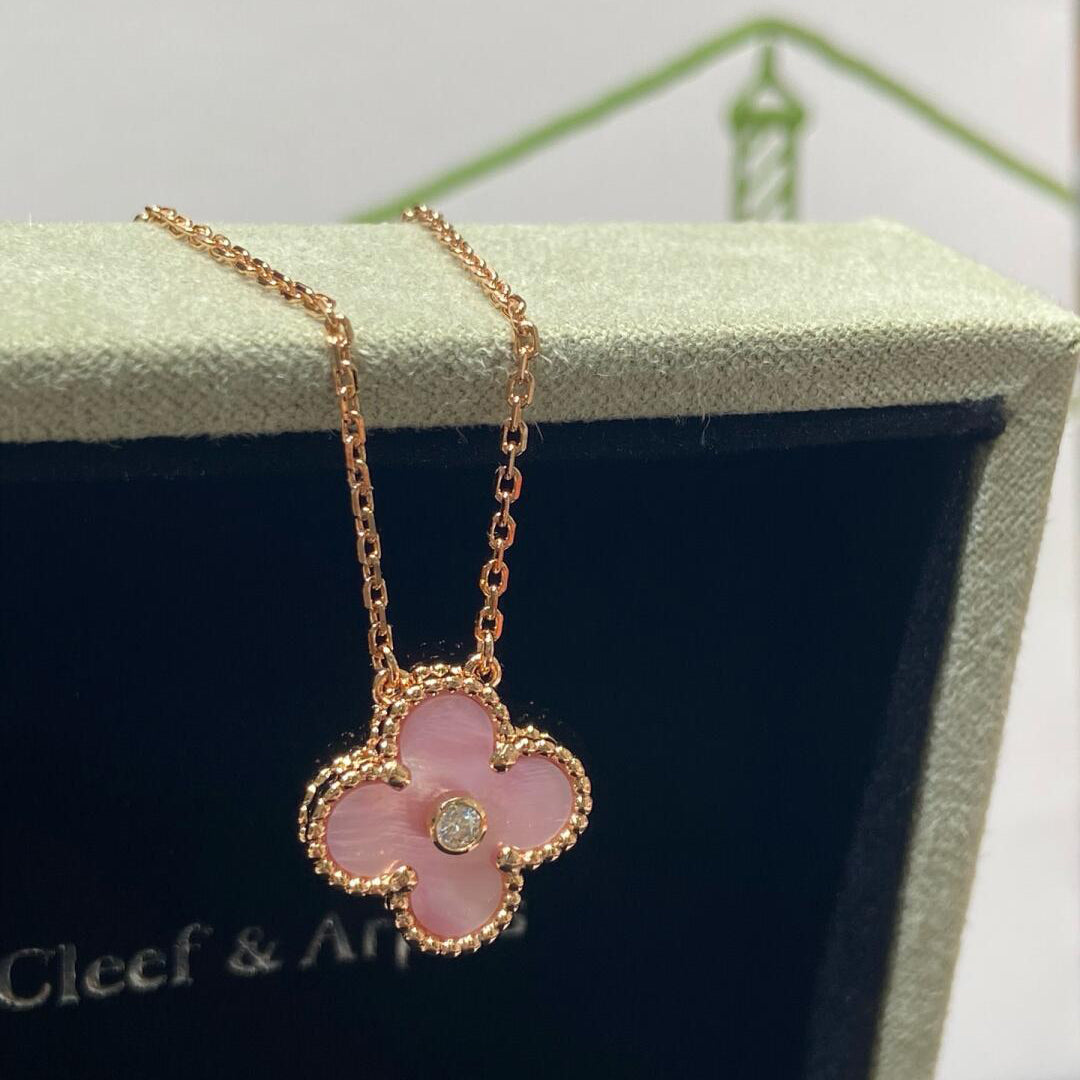 {
  "Elowen jewels": "Elowen jewels",
  "CLOVER 15MM DIAMOND PINK MOP NECKLACE": "クローバー 15mm ダイヤモンド ピンクマザーオブパール ネックレス"
}