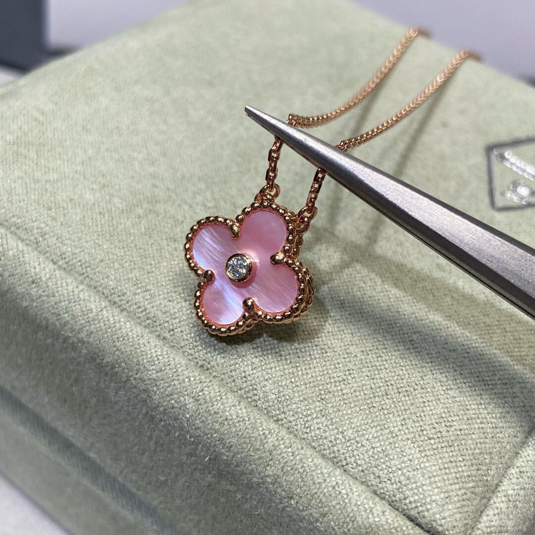 [Elowen jewels ]CLOVER 15MM DIAMANT-HALSKETTE MIT ROSA PERLMUTT